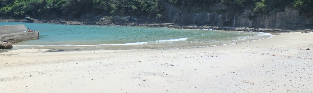 下田のビーチ海水浴場の鍋田浜